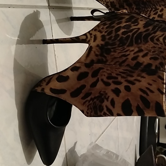 Leopard Print/Blk Heels/Booties - Picture 2 of 4